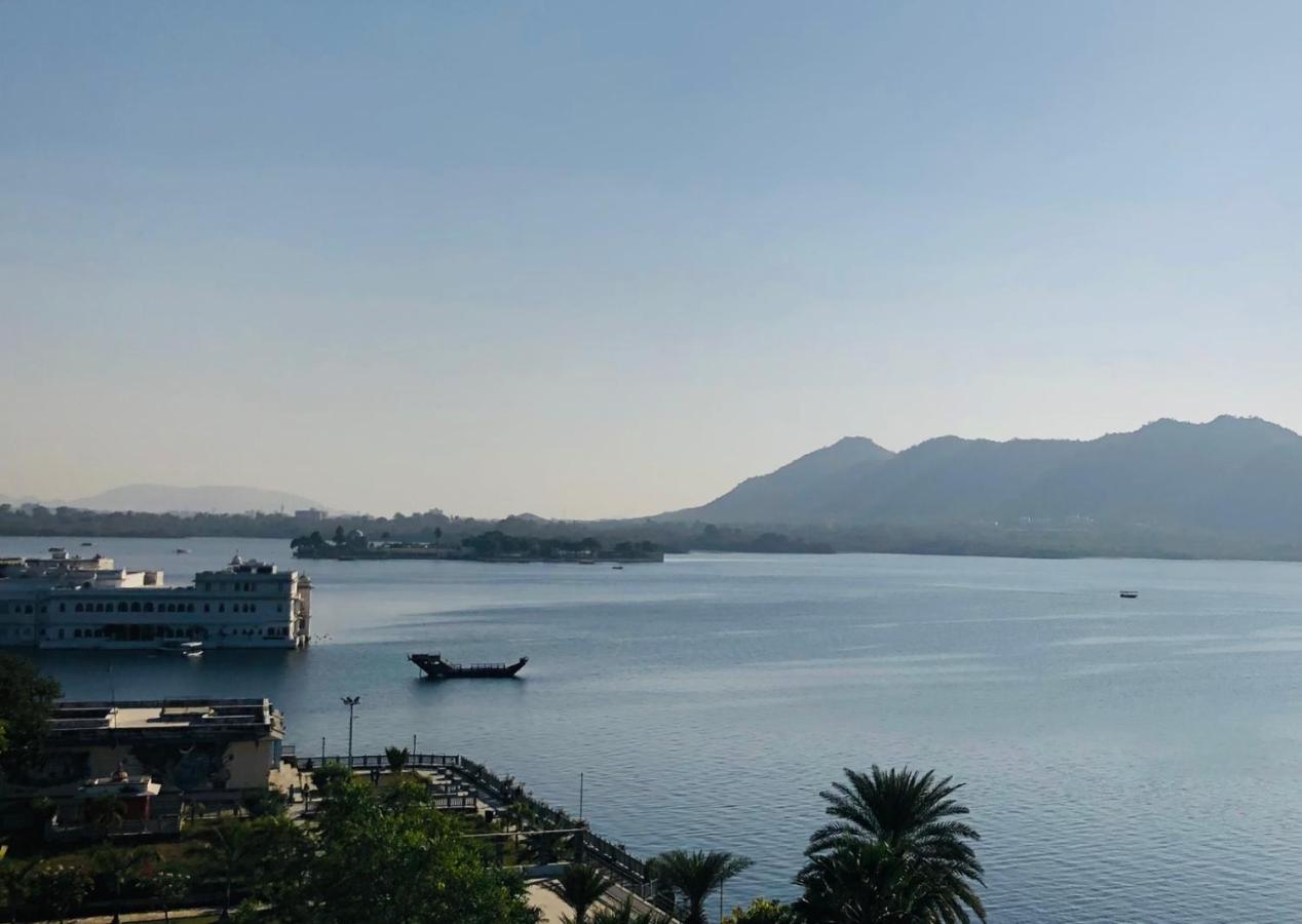 Hotel Nirvana Lakeside Udaipur Exteriör bild