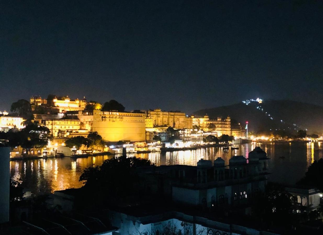 Hotel Nirvana Lakeside Udaipur Exteriör bild
