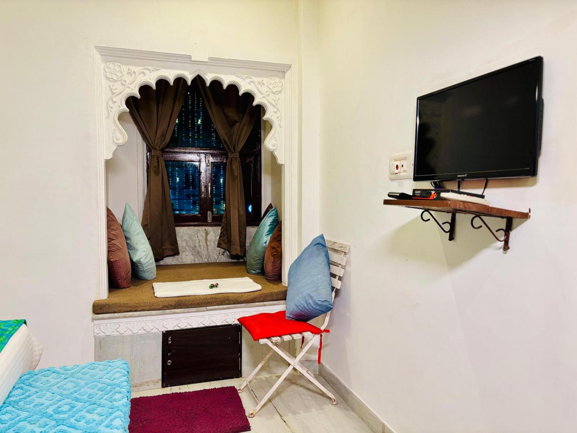 Hotel Nirvana Lakeside Udaipur Exteriör bild