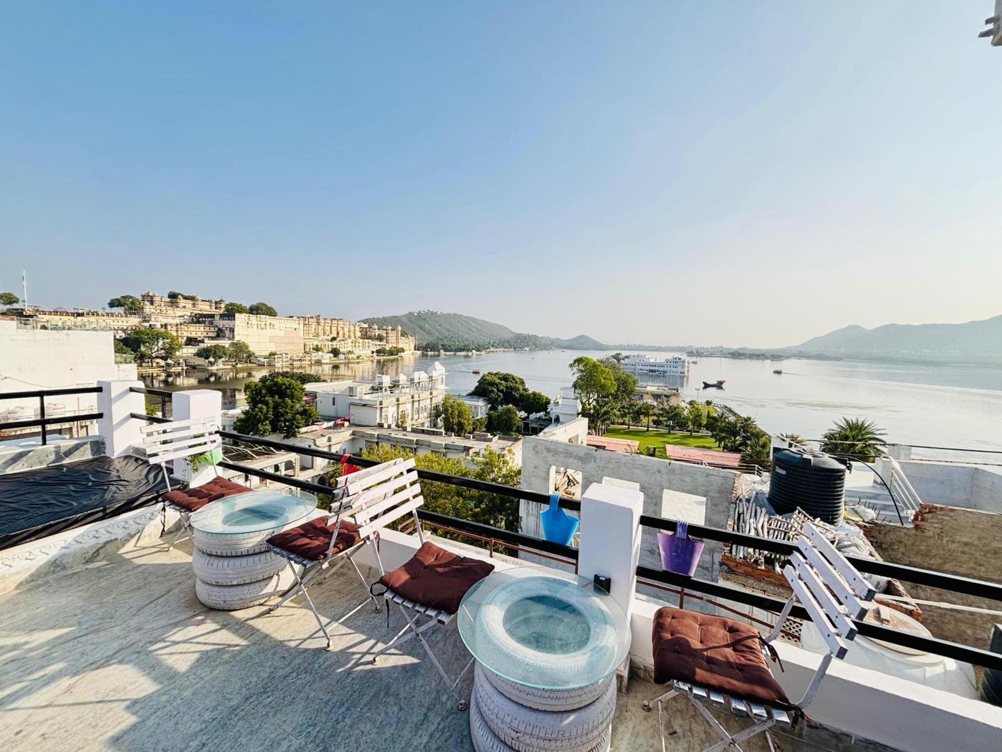 Hotel Nirvana Lakeside Udaipur Exteriör bild